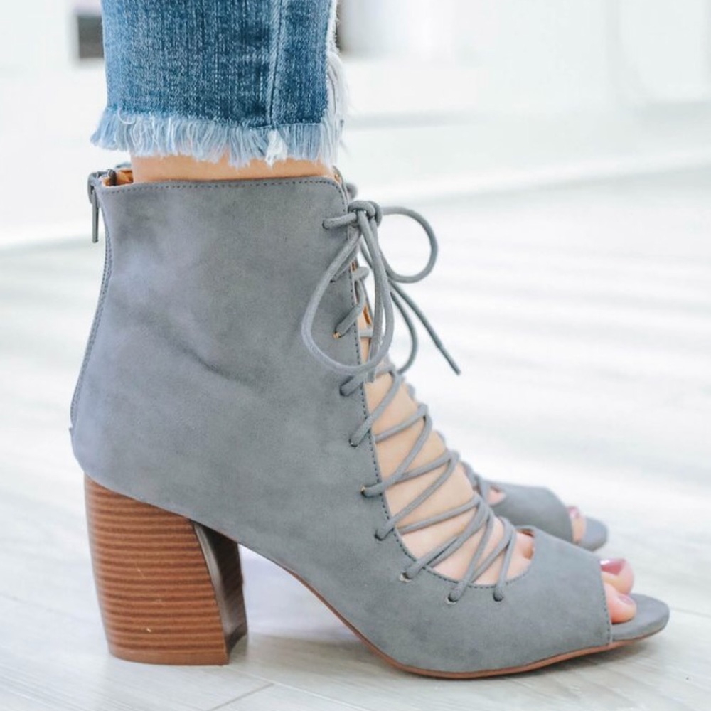 Size 6.5 🌸 gray laced up block heels vegan suede - Picture 3 of 6